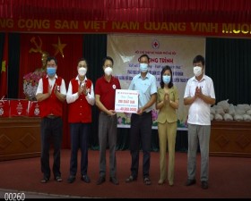 Hội Chữ thập đỏ Thành phố tặng quà tại xã Tiến Xuân và xã Yên Trung