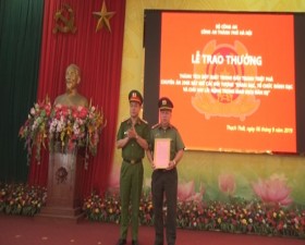 Công an Thành phố khen thưởng thành tích đột xuất cho Công an huyện Thạch Thất