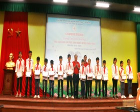 Hội Chữ thập đỏ huyện trao 250 xuất quà cho học sinh nghèo trong Chương trình "Cùng em đến trường"