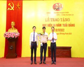 HUYỆN ỦY THẠCH THẤT TRAO TẶNG HUY HIỆU 30 NĂM TUỔI ĐẢNG ĐỢT 02/9/2022