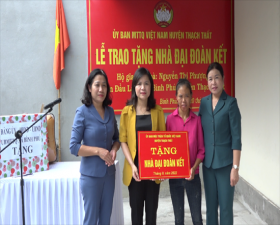 Bàn giao Nhà đại đoàn kết cho hộ bà Nguyễn Thị Phượng- thôn Đầu Làng, xã Bình Phú