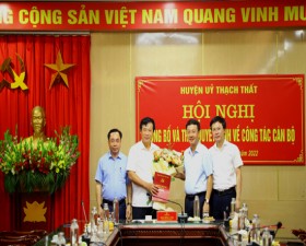 Huyện ủy Thạch Thất công bố và trao Quyết định về công tác cán bộ