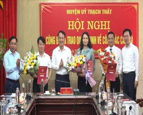 Thạch Thất công bố và trao Quyết định về công tác cán bộ