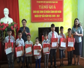 Ủy ban MTTQ huyện tặng quà cho học sinh nghèo vượt khó nhân dịp trung thu, đầu năm học mới