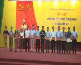 Thạch Thất bế giảng lớp bồi dưỡng kiến thức an ninh quốc phòng đối tượng 3 năm 2016