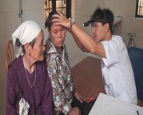 Khám và tư vấn cấp phát thuốc miễn phí cho các đối tượng chính sách ở xã Yên Trung