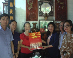 Các đồng chí lãnh đạo huyện Thạch Thất thăm, tặng quà Người cao tuổi tiêu biểu trên địa bàn huyện