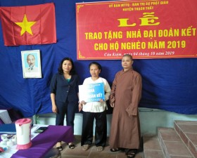 Bàn giao Nhà đại đoàn kết cho hộ nghèo tại xã Cần Kiệm