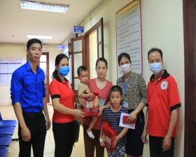 Chi hội CTĐ Nghĩa tình trao quà cho bệnh nhi đang điều trị tại Bệnh viện Đa khoa huyện nhân dịp Tết Trung thu