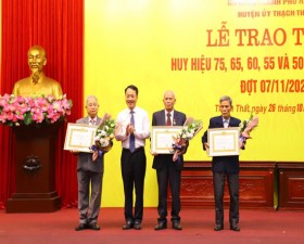 Huyện ủy Thạch Thất trao tặng Huy hiệu Đảng nhân kỷ niệm 105 năm Cách mạng Tháng Mười Nga (7/11/1917 - 7/11/2022)