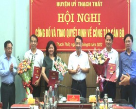 Thạch Thất công bố và trao Quyết định về công tác cán bộ