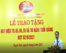 Huyện ủy Thạch Thất trao tặng Huy hiệu Đảng đợt 2/9 năm 2021