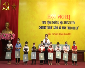 Thạch Thất trao tặng thiết bị học tập trực tuyến chương trình “Sóng và máy tính cho em”