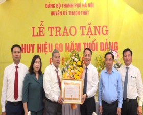 Huyện ủy Thạch Thất trao Huy hiệu 60 năm tuổi Đảng cho đảng viên Nguyễn Văn Sử tại gia đình