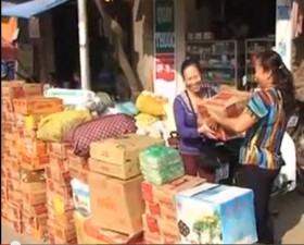 Nhân dân huyện Thạch Thất ủng hộ đồng bào Miền Trung bị lũ lụt