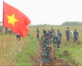 Trung đoàn 916 ra quân giúp nhân dân xã Hương Ngải làm đường giao thông nội đồng