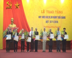 Huyện Thạch Thất trao tặng huy hiệu 60, 55, 50 năm tuổi Đảng đợt 7/11/2016