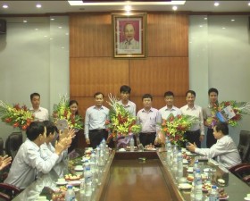 Thạch Thất công bố và trao Quyết định bổ nhiệm, điều động cán bộ quản lý 