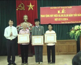 Trao tặng huy hiệu 65,60,55,50 năm tuổi Đảng cho đảng viên đợt 07/11/2014.