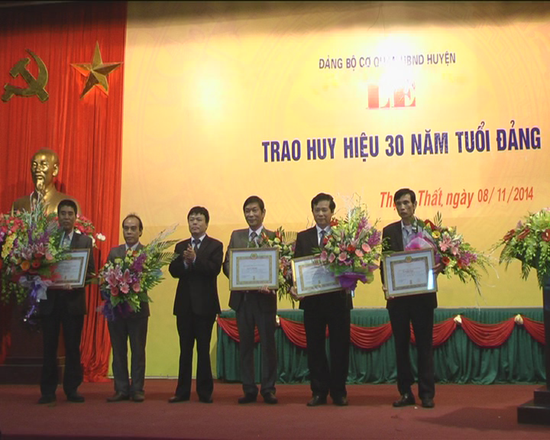 Đảng bộ cơ quan UBND huyện trao huy hiệu 30 năm tuổi Đảng cho đảng viên 