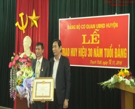 Đảng ủy cơ quan UBND huyện Thạch Thất trao huy hiệu 30 năm tuổi Đảng cho đảng viên của Đảng bộ 