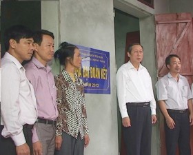 Trao nhà đại đoàn kết ở xã Cần Kiệm - huyện Thạch Thất