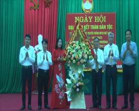 Đ/c Đỗ Thị Bích- UVBTV Huyện ủy- Chủ tịch UB MTTQ huyện chung vui Ngày hội Đại đoàn kết toàn dân tộc tại thôn Phú Thụ- xã Lại Thượng