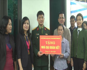 Huyện Thạch Thất trao tặng Nhà đại đoàn kết cho hộ gia đình có hoàn cảnh khó khăn