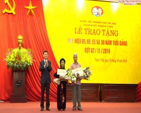 Huyện ủy Thạch Thất trao Huy hiệu Đảng đợt 7/11/2019