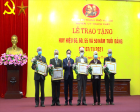 Huyện ủy Thạch Thất trao tặng Huy hiệu 65, 60, 55 và 50 năm tuổi Đảng đợt 07/11/2021