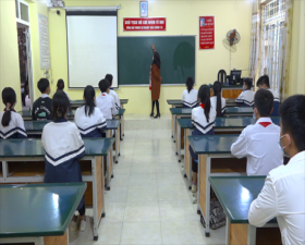 Những học sinh đầu tiên ở huyện Thạch Thất quay trở lại trường sau thời gian dài ở nhà phòng, chống dịch