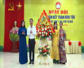  Đồng chí Bí thư Huyện ủy dự Ngày hội Đại đoàn kết toàn dân tộc tại thôn Làng Kim 1- xã Kim Quan