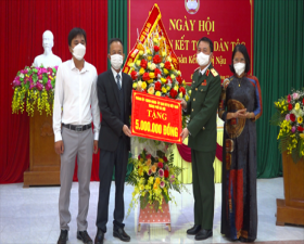 Đồng chí Tư lệnh Bộ Tư lệnh Thủ đô Hà Nội dự Ngày hội Đại đoàn kết toàn dân tộc tại thôn Đoàn Kết, xã Dị Nậu