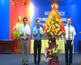 Đ/c Nguyễn Mạnh Hồng- Phó Bí thư Huyện ủy- Chủ tịch UBND huyện dự, chung vui Ngày hội Đại đoàn kết toàn dân tộc tại Tổ dân phố Phố Săn- thị trấn Liên Quan. 