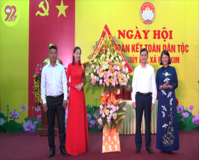 Đồng chí Phó Chủ tịch HĐND Thành phố Phạm Quí Tiên chung vui Ngày hội Đại đoàn kết với Nhân dân thôn Thúy Lai, xã Phú Kim