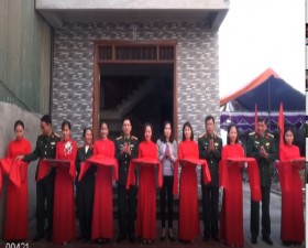 Bàn giao Nhà tình nghĩa cho đối tượng chính sách xã Hương Ngải