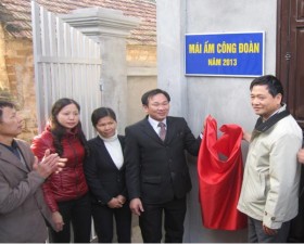 Liên đoàn Lao động giao nhà mái ấm công đoàn. 