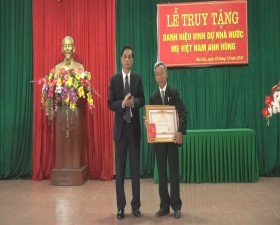 Lễ Truy tặng danh hiệu Mẹ Việt Nam anh hùng cho mẹ Cấn Thị Hỉ xã Phú Kim