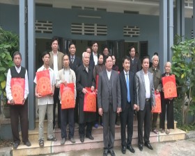 Lãnh đạo huyện Thạch Thất tặng quà các giáo sứ nhân dịp lễ giáng sinh năm 2015