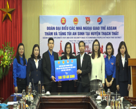 Đoàn đại biểu các nhà ngoại giao trẻ ASIAN tặng "Túi an sinh" tại huyện Thạch Thất