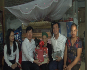 Ngân hàng Nông nghiệp- phát triển nông thôn chi nhánh huyện Thạch Thất tặng quà Mẹ Việt Nam anh hùng