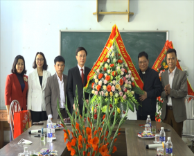 Thạch Thất: Thăm hỏi, tặng hoa chúc mừng các giáo xứ nhân dịp Lễ Noel 2021