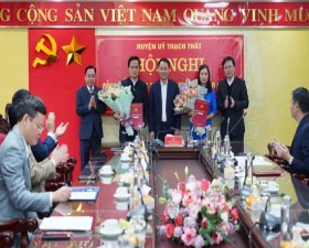 Công bố và trao quyết định công tác cán bộ Hội Nông dân, Phòng Quản lý đô thị và Đảng ủy xã Hương Ngải