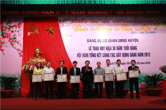 Đảng bộ cơ quan UBND huyện tổ chức hội nghị Tổng kết công tác xây dựng Đảng năm 2012 và trao huy hiệu 30 năm tuổi Đảng 