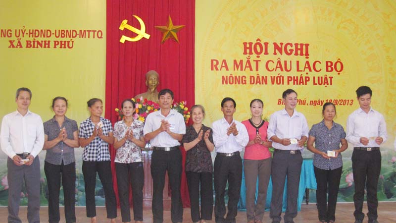 Ra mắt Câu lạc bộ nông dân với pháp luật.