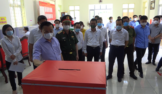 Bí thư Thành ủy Đinh Tiến Dũng kiểm tra công tác chuẩn bị bầu cử và công tác phòng dịch tại huyện Thạch Thất  