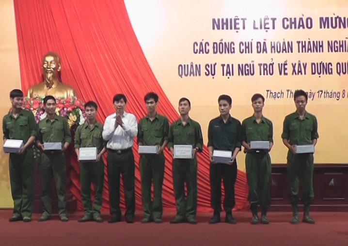 Huyện Thạch Thất đón nhận quân nhân xuất ngũ năm 2013