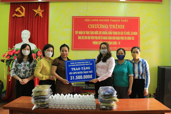Hội LHPN huyện tiếp nhận và trao tặng khẩu trang, nước rửa tay sát khuẩn cho hội viên phụ nữ có hoàn cảnh khó khăn 