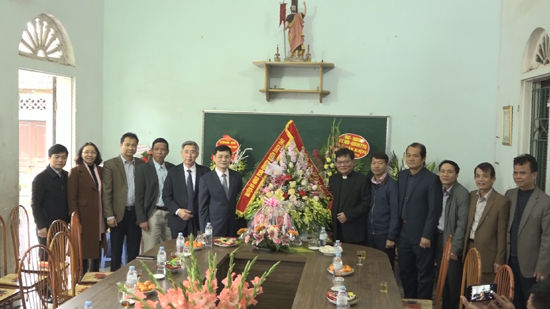 Lãnh đạo huyện Thạch Thất thăm, tặng quà các Giáo xứ nhân dịp Lễ Giáng sinh 2019