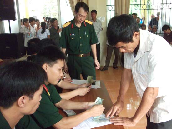 Huyện Thạch Thất chi trả trợ cấp một lần cho các đối tượng chính sách